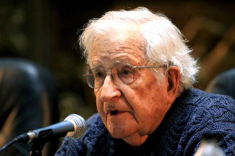 La asignatura pendiente del profesor Chomsky: educar para la libertad