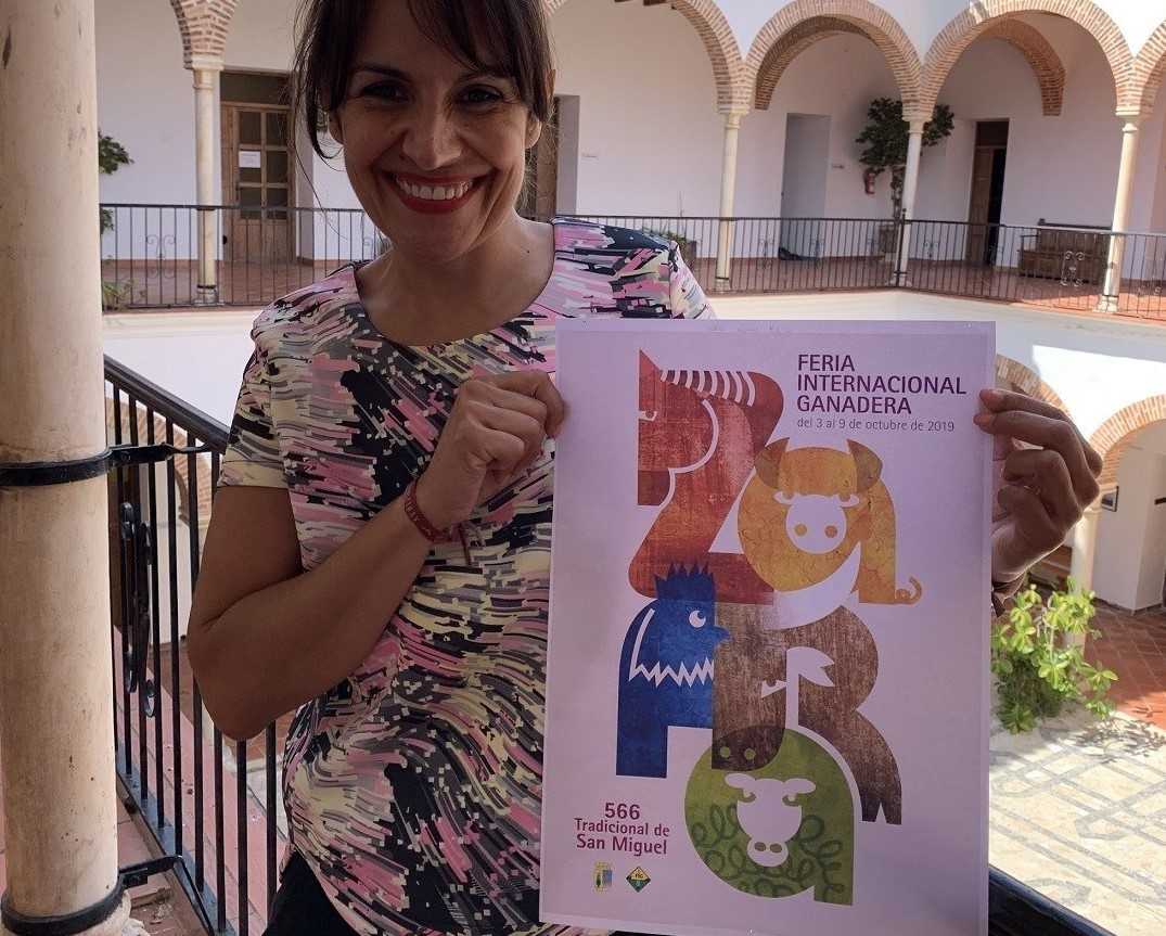 La concejala de Cultura del Ayuntamiento de San Miguel junto a la obra del castellonense - 