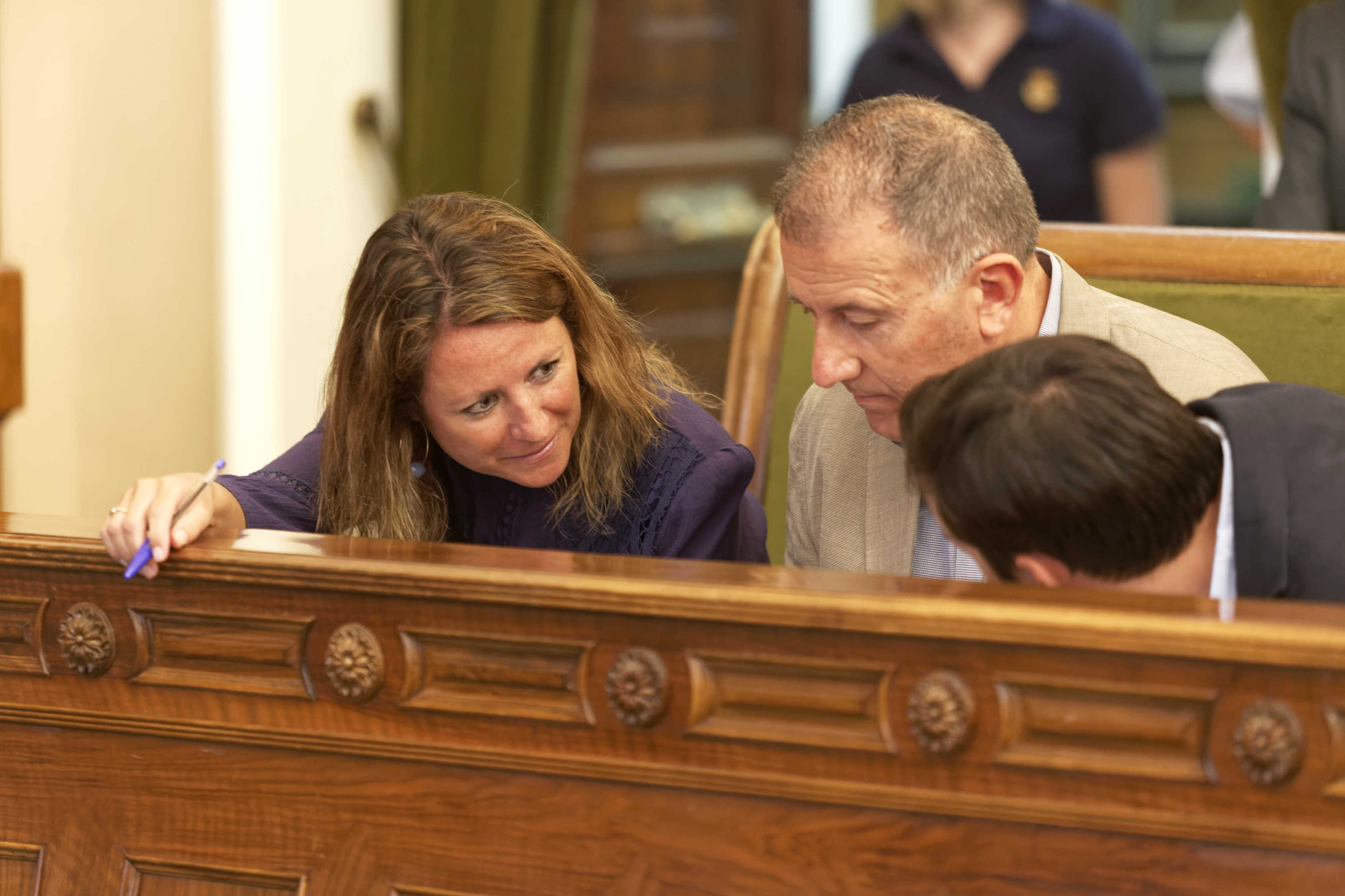 Carrasco, hablando con Sergio Toledo en el pleno de este jueves. Foto: ANTONIO PRADAS - 