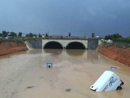 Rescatan a los conductores atrapados por el agua en el túnel de la AP7 en Pilar de la Horadada