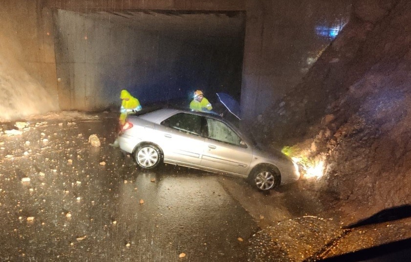 Una treintena de carreteras cortadas por el agua y desprendimientos en Alicante y València