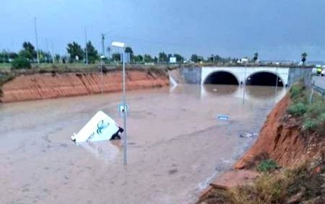 Varias personas quedan atrapadas por el agua en el túnel de la AP7 a su paso por Pilar de la Horadada