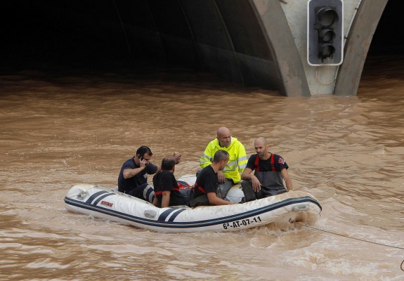 Rescatan a los conductores atrapados por el agua en el túnel de la AP7 en Pilar de la Horadada