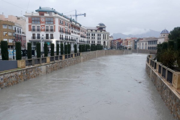 El río Segura comienza a desbordarse en la ciudad de Orihuela y piden la evacuación de las zonas cercanas