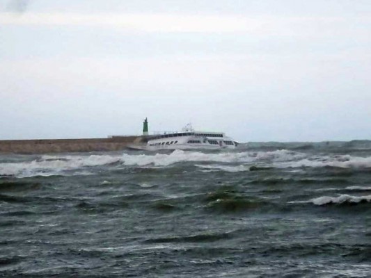 Un barco a medio hundir, el clímax de la semana 'horribilis' de Baleària 