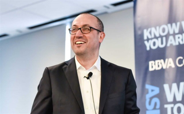 Onur Genç, consejero delegado de BBVA, se 'rasca' el bolsillo: compra 100.000 acciones
