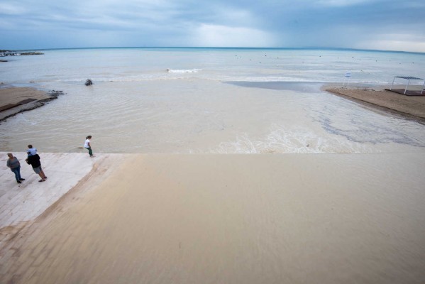 Alicante recomienda no salir de casa ante el previsible incremento de lluvias fuertes esta madrugada