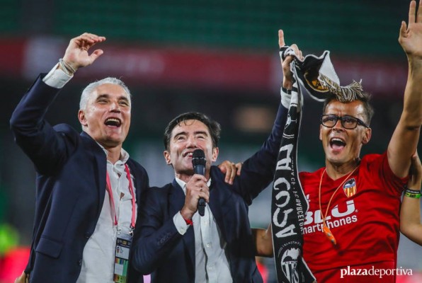 El numeroso cuerpo técnico de Marcelino García Toral, en el aire
