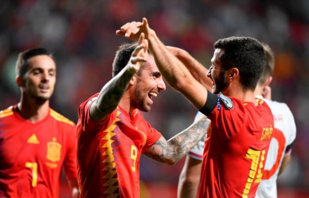 El abrazo de Gayà con Paco Alcácer (más allá de Marcelino)
