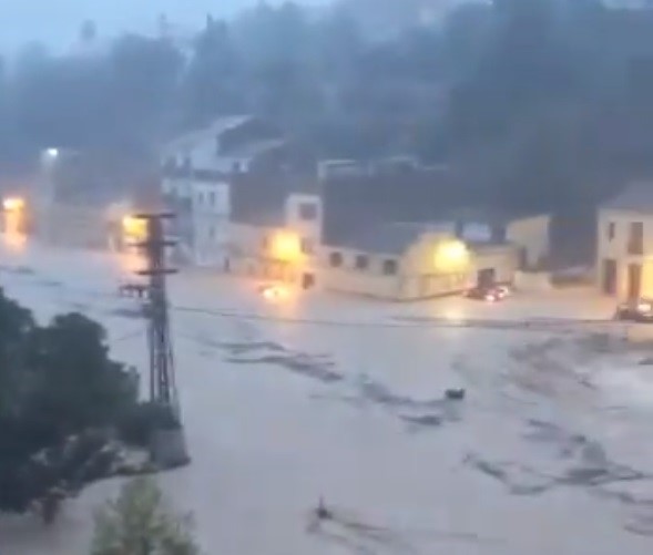 El río Clariano se desborda a su paso por Ontinyent 