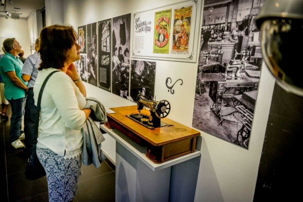 Alcoy saca a relucir sus joyas modernistas en la tercera feria costumbrista

