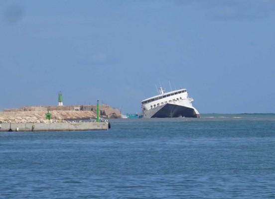 Preocupación en Dénia por la alerta roja y por el futuro del ferry del Balearia, que se hunde