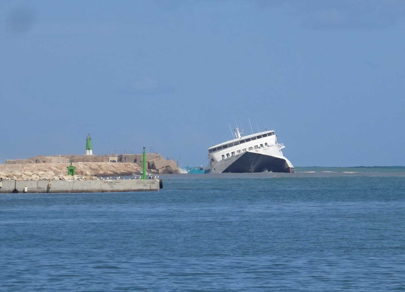 Preocupación en Dénia por la alerta roja y por el futuro del ferry del Balearia, que se hunde
