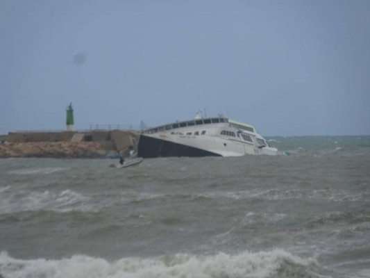 Preocupación en Dénia por el futuro del ferry del Baleària, que se hunde poco a poco