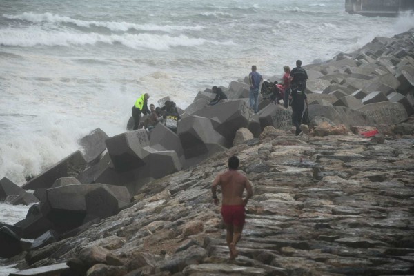 Rescatado un hombre con síntomas de hipotermia en la playa de la Malvarrosa 
