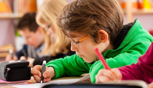 Parpadeo frecuente, acercarse al papel o salirse al colorear indican problemas visuales en los niños