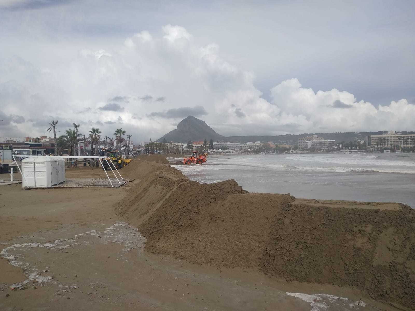 El CEU de Elche, la UA y unos 20 municipios de la provincia suspenden las clases este jueves; la UMH aplaza exámenes