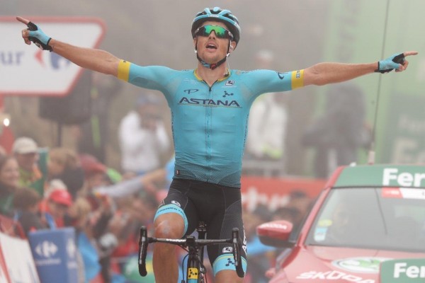 Fuglsang estrena la cima de La Cubilla y Roglic aleja a Valverde
