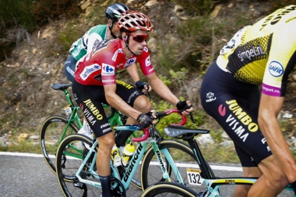 Fuglsang estrena la cima de La Cubilla; Roglic mantiene la roja
