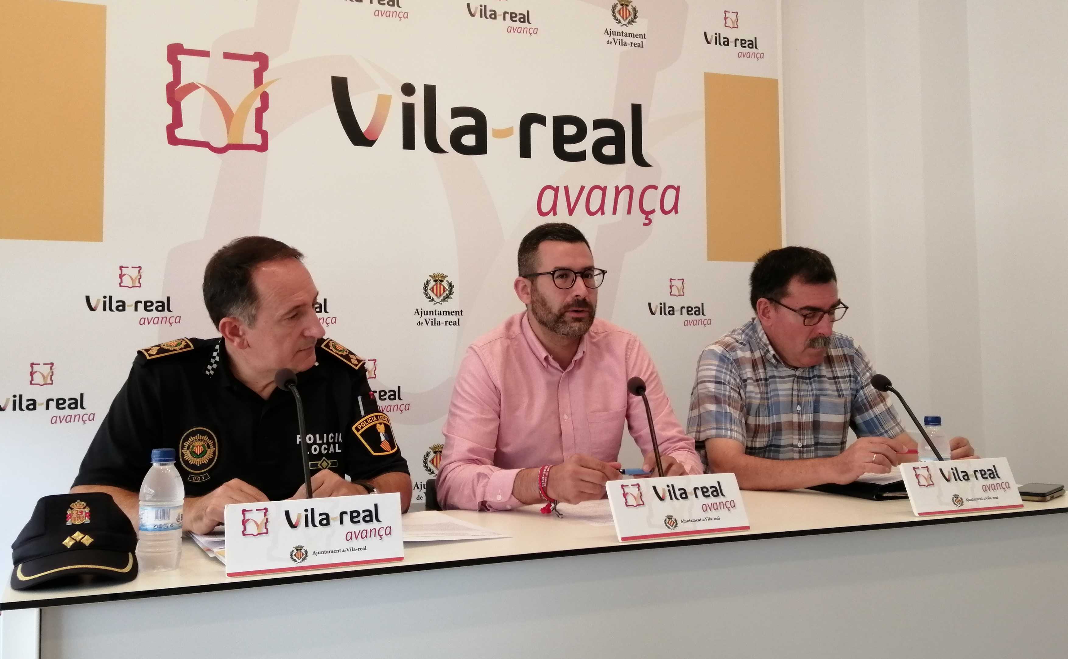 El comisario principal de la Policía Local, José Ramón Nieto; el concejal de Fiestas, Diego Vila; y el  presidente de la Junta de Festes, José Pascual Colás, informaron este lunes sobre el balance de las fiestas.  - 