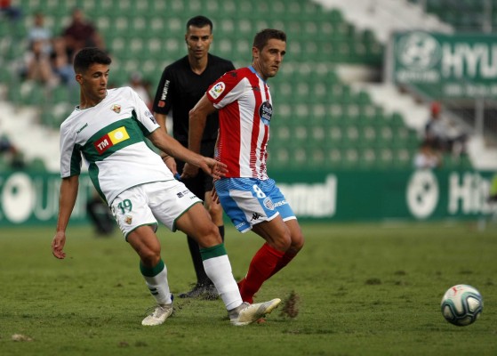 Claudio Medina debuta con el Elche 15 meses después de su fichaje

