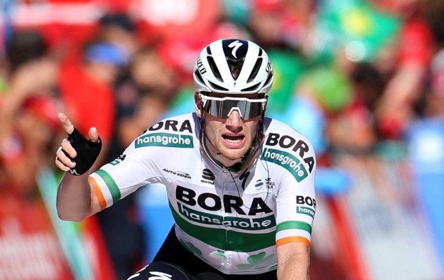 Bennett evita el caos y firma el doblete en Oviedo, Roglic sigue líder
