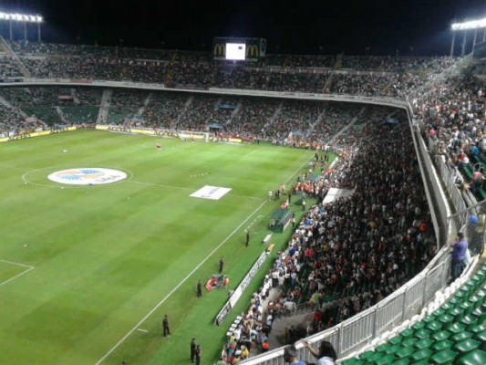 El Elche crea una grada de animación en el Martínez Valero