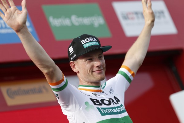 Bennett se lleva un sprint accidentado que deja a Valverde en el suelo