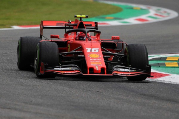 Leclerc logra la 'pole' en Monza en un esperpéntico final
