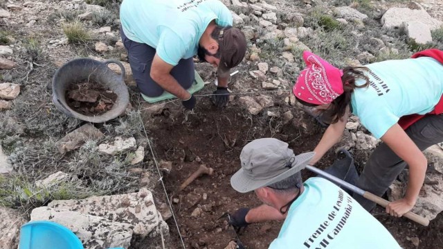 Las exhumaciones en peña Juliana de Bejís hallan una insignia franquista y una chapa republicana
