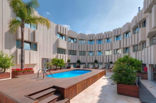 Elche sanciona a la adjudicataria del servicio de las piscinas descubiertas por incumplir el contrato