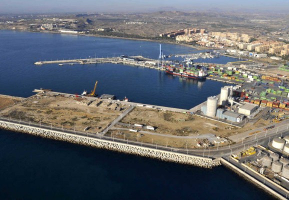 Ecologistas en Acción pide la nulidad de la autorización de los depósitos de combustible en el Puerto