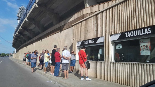 Primeras colas en Castalia para obtener entradas del España-Montenegro sub-21