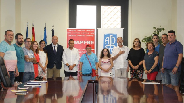 Artistas falleros y jóvenes de la asociación Afdem de Burriana se unen en 'Juntos Somos Capaces'