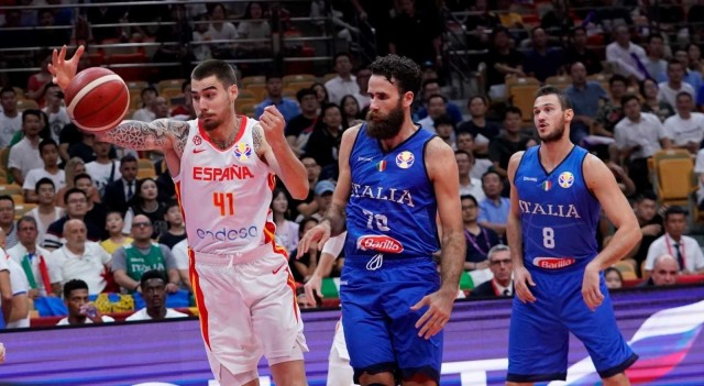 España gana y se clasifica para cuartos de final