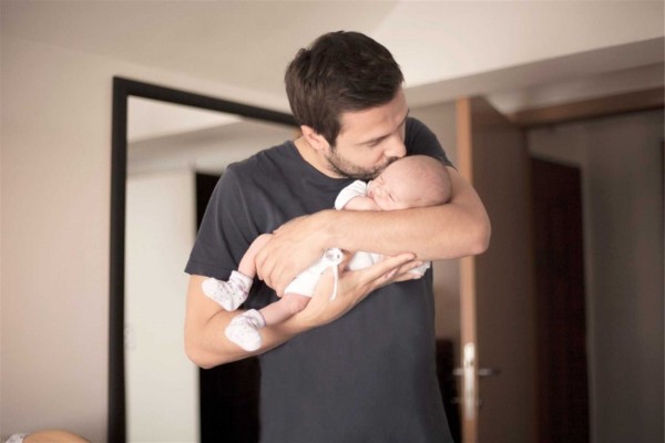 Los permisos de paternidad superan en 1.717 a los de maternidad en la Comunitat en el primer semestre