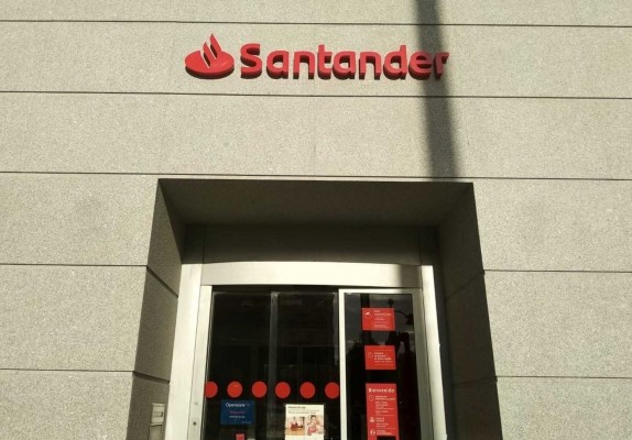  Banco Santander inicia este viernes el cierre de 12 oficinas en la Comunitat y Murcia por el ERE