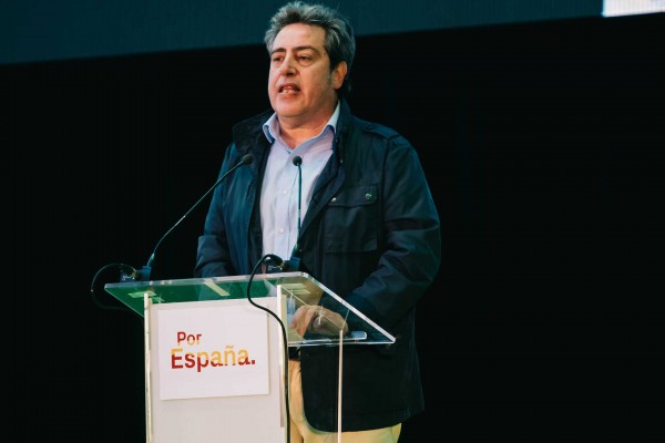 Llanos deja la presidencia de Vox en Valencia para liderar una gestora sin críticos   