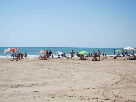 Reabren al baño la playa de Pinedo tras los resultados 