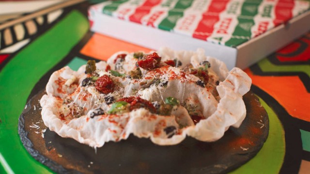 Pizza fría a la putanesca en Mercatbar