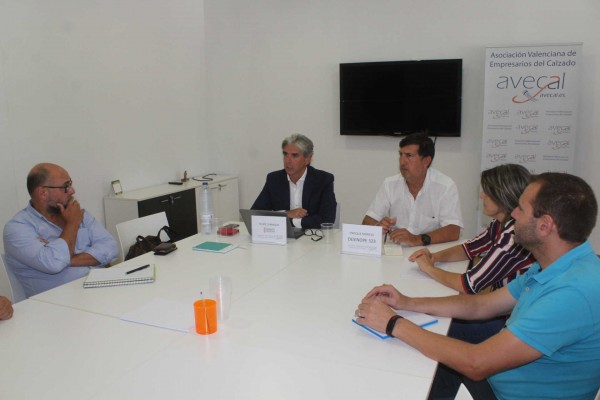 El calzado valenciano busca incentivos fiscales y financiación para potenciar su innovación
