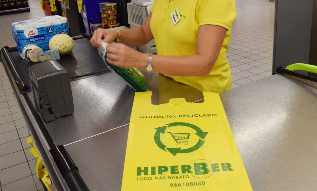 La ilicitana Hiperber sustituye las bolsas de plástico de sus supermercados por otras más sostenibles
