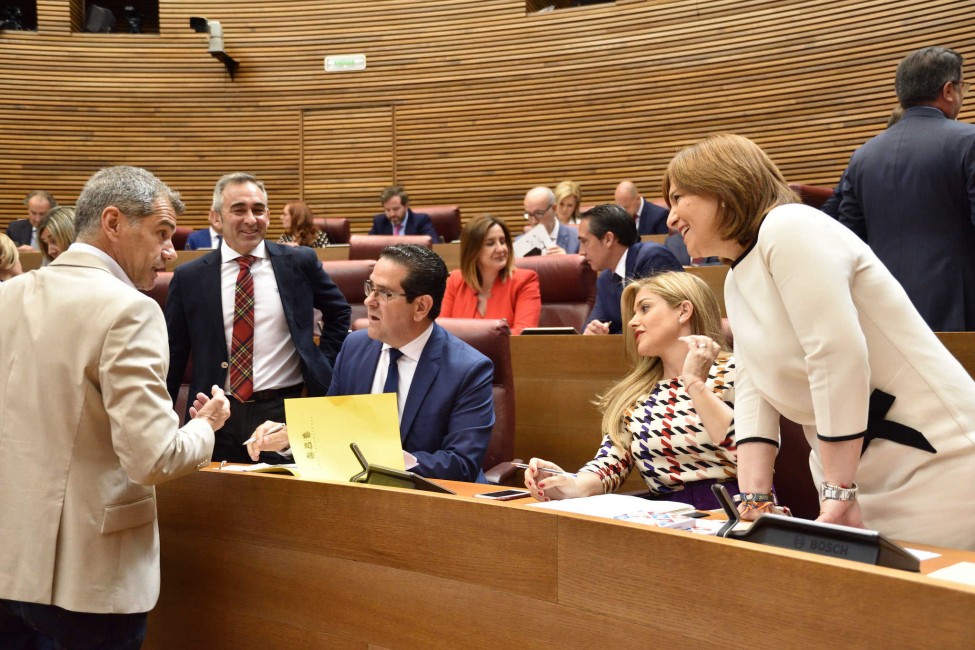 Toni Cantó (Ciudadanos) e Isabel Bonig (PPCV) en el hemiciclo de Les Corts. Foto: CORTS/INMA CABALLER - 