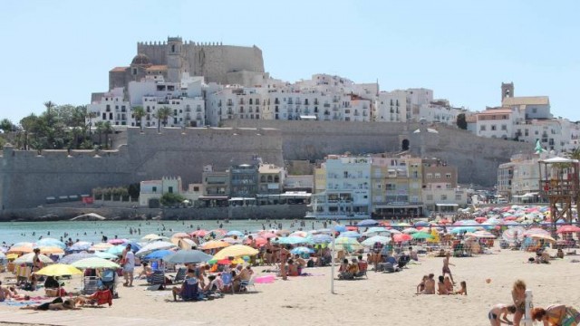 Abierta al baño la playa sur de Peñíscola tras un corto episodio de contaminación fecal