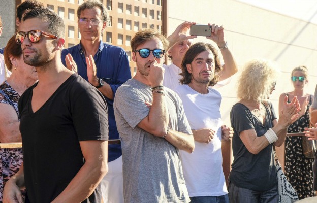 Familiares y amigos de Ángel Nieto lo velan en Ibiza

