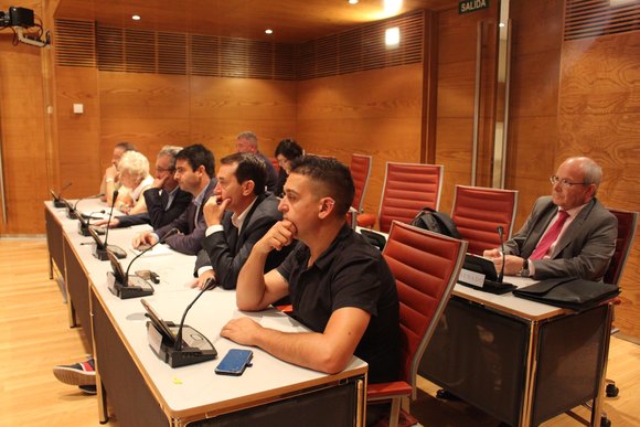 Carles Mulet, en primer término, en una de las comisiones del Senado. - 