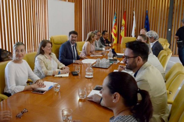 PP y Cs hacen hueco a otros 7 cargos de confianza (para llegar a 29) abiertos a negociar su reparto