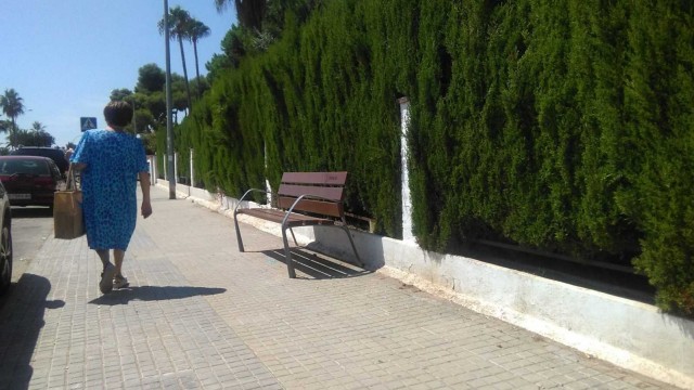 Benicàssim invierte 6.500 euros en la renovación de bancos en diferentes zonas de la localidad