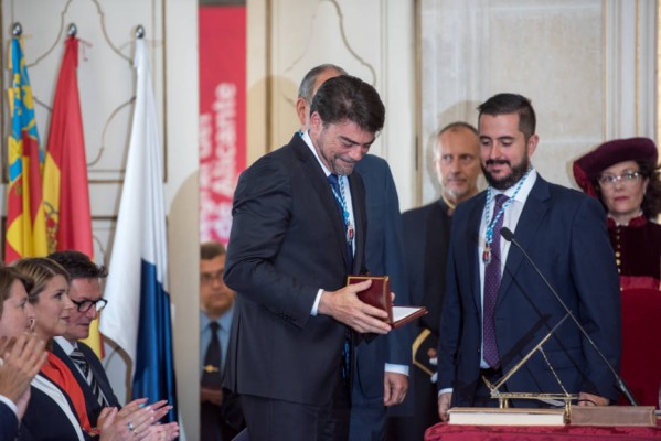 Barcala salva el primer envite de las sostenibles con Vox y prepara las cuentas de 2020 para diciembre