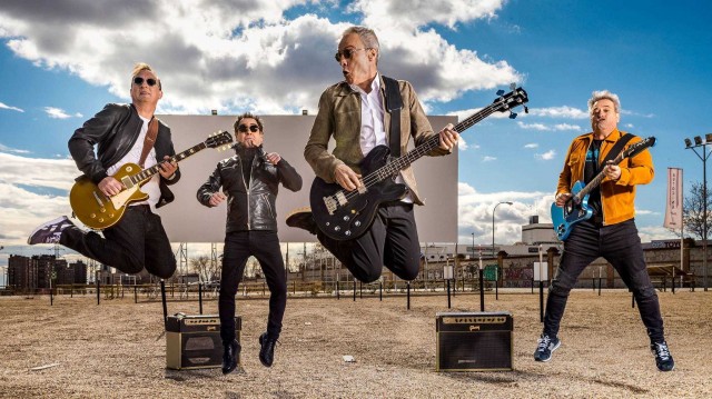 Solidaridad y pop rock en el concierto de Hombres G en Castelló